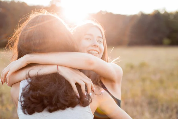 Dwie Młode Kobiety Przytulanie Zewnątrz Zachodzie Słońca — Zdjęcie stockowe