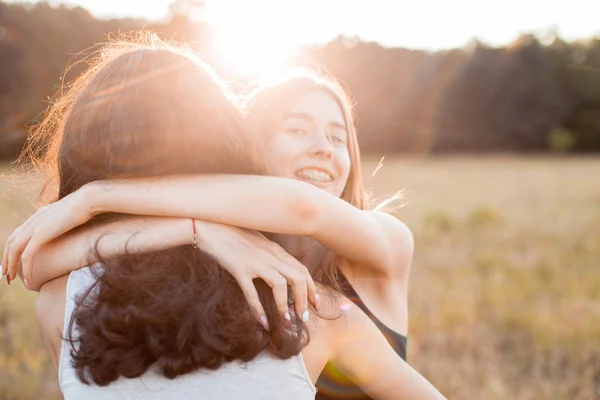 Due Giovani Donne Che Abbracciano All Aperto Tramonto — Foto Stock