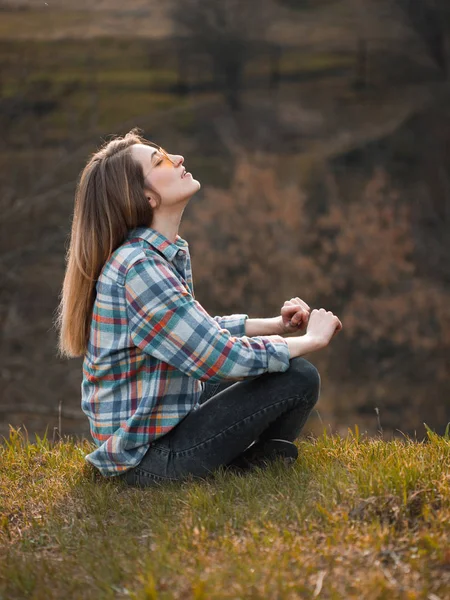 Jeune Femme Assise Sur Herbe Extérieur Les Yeux Fermés Profil — Photo