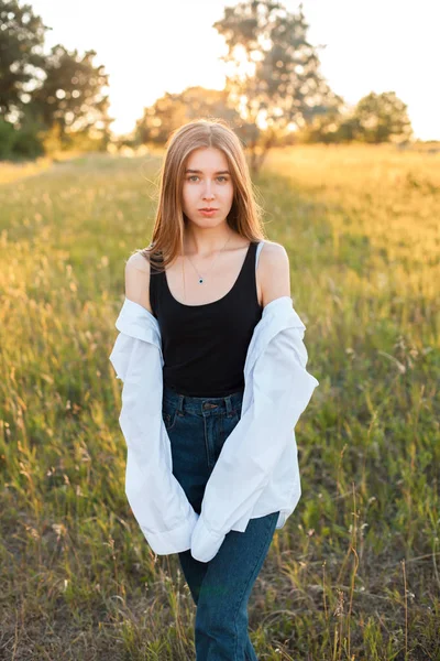 Hermosa Rubia Joven Con Camisa Blanca Posando Aire Libre Atardecer —  Fotos de Stock
