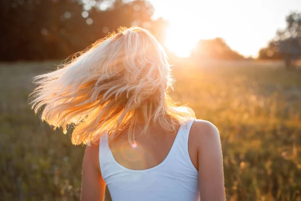 Ung Blond Kvinna Vit Skjorta Går Fältet Vid Solnedgången Tillbaka — Stockfoto