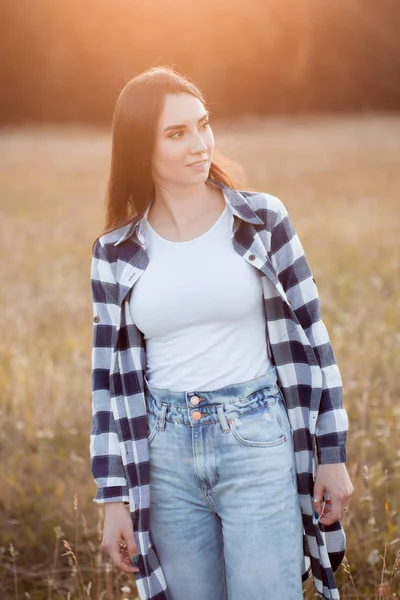 Hermosa Chica Caminando Aire Libre Bajo Luz Del Atardecer — Foto de Stock