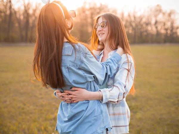 Two Young Women Having Fun Outdoors Evening Best Friends — Stock Photo, Image