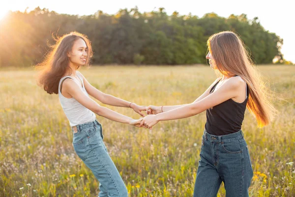 Dos Hermosas Mujeres Jóvenes Que Divierten Aire Libre Bajo Luz — Foto de Stock