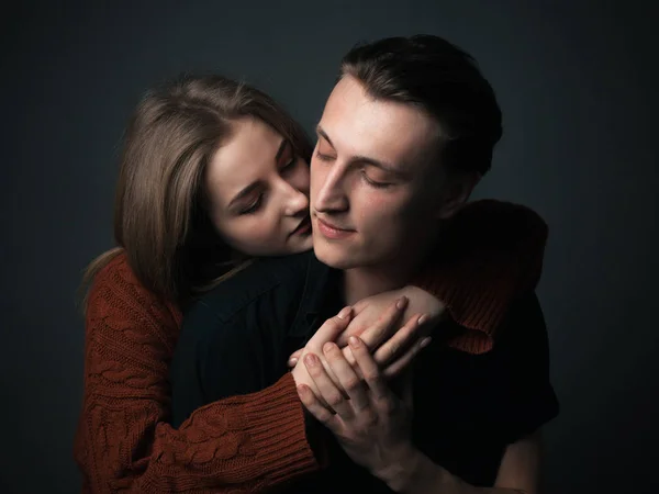 Jonge Man Vrouw Verliefd Studio — Stockfoto