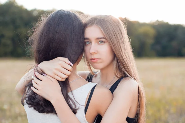 两个女孩在田里拥抱 靠近点 好朋友 — 图库照片