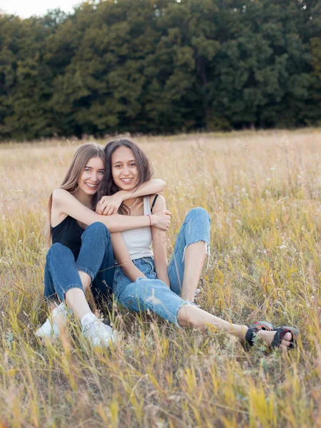 Две Молодые Женщины Сидят Траве Улыбаются Лучшие Друзья — стоковое фото
