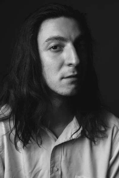 Portrait Jeune Homme Aux Cheveux Longs Noir Blanc Gros Plan — Photo