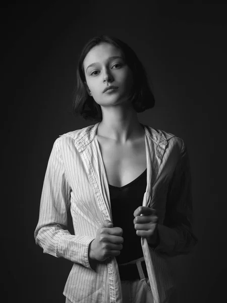 Retrato Una Mujer Joven Delgada Con Camisa Negro Blanco —  Fotos de Stock