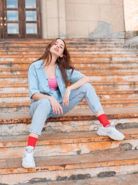 Mulher Bonita Com Cabelo Castanho Senta Nas Escadas Cidade — Fotografia de Stock