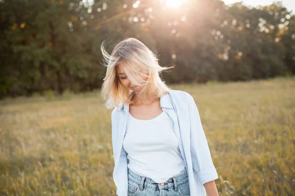 Szczęśliwa Młoda Kobieta Blond Włosami Spacerująca Zewnątrz Pod Słońcem — Zdjęcie stockowe