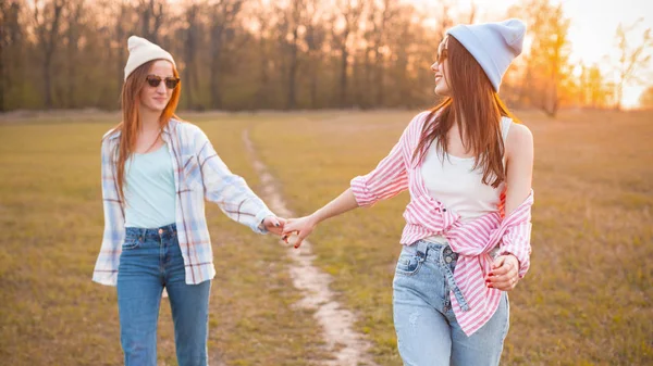 Dos Chicas Caminando Aire Libre Por Noche Mejores Amigos — Foto de Stock