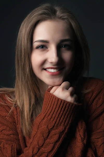 Kırmızı Kazaklı Gülümseyen Genç Bir Kadının Portresi — Stok fotoğraf