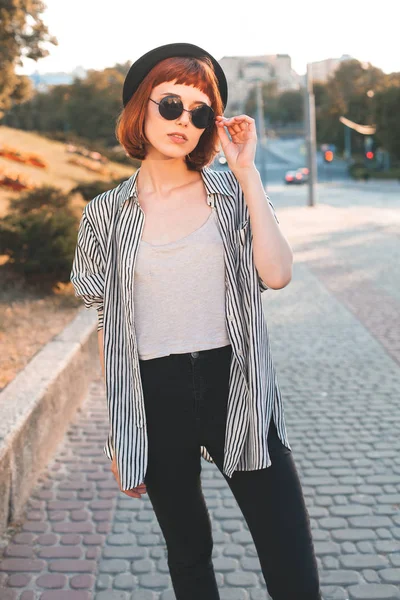 Joven Mujer Moda Gafas Sol Caminando Por Calle Por Noche — Foto de Stock