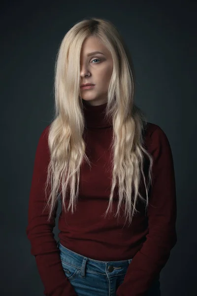Kvinna Med Långt Blont Hår Poserar Studio — Stockfoto