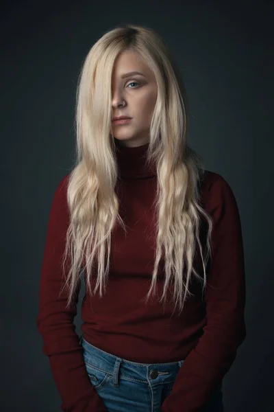 Donna Con Lunghi Capelli Biondi Posa Studio — Foto Stock