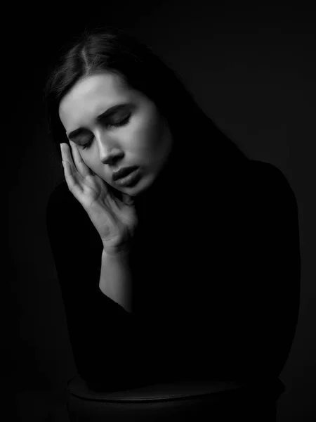 Retrato Uma Jovem Triste Chave Baixa Preto Branco — Fotografia de Stock