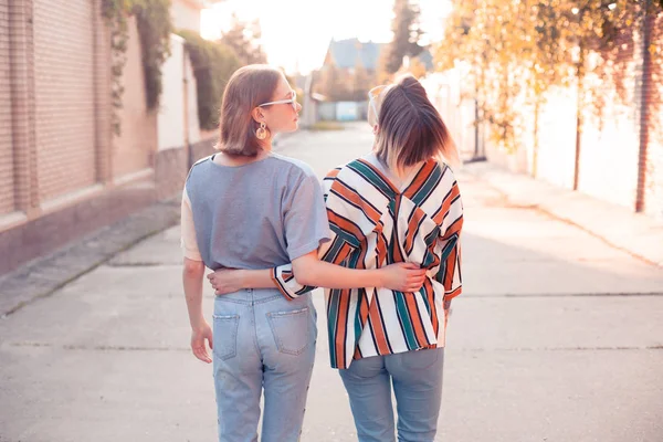 Duas Jovens Mulheres Moda Descer Rua Para Trás — Fotografia de Stock