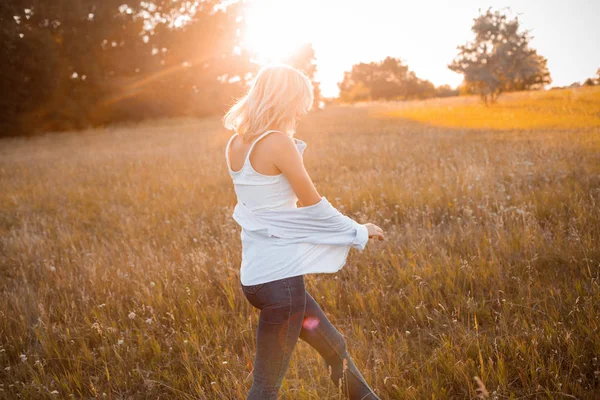 Jonge Modieuze Vrouw Die Bij Zonsondergang Buiten Loopt Opvlieger Terug — Stockfoto