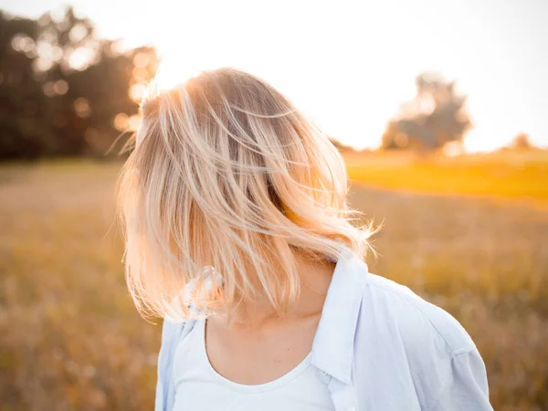 Gün Batımında Sarışın Genç Bir Kadının Portresi Saçlar Kapanıyor — Stok fotoğraf