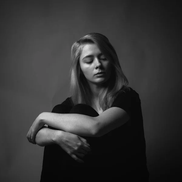 Bela Jovem Triste Sentada Chão Preto Branco — Fotografia de Stock