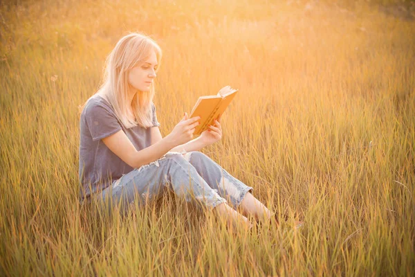 Young Woman Sitting Grass Reading Book Sunlight — Stock Photo, Image