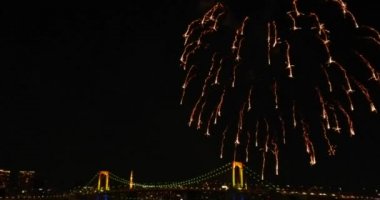 Altın Christmas Gökkuşağı Köprüsü Odaiba alınan arka planda gösterilen Fireworks uygulamasında 2017, Tokyo