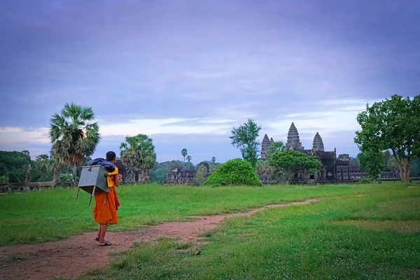 Siem Reap Cambodia September 2018 Ung Munk Bär Tillhörigheter Ryggen — Stockfoto