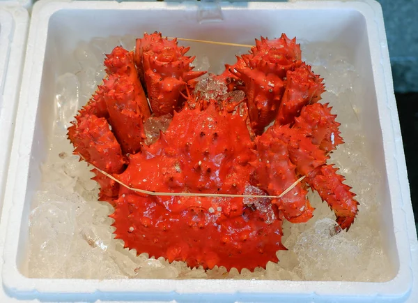 Japon parlak kırmızı hanasaki (çiçek açan çiçek) yengeç ya da konbu (kelp) yengeç deniz ürünleri pazarında sattı. Bağlantı noktası alanında Nemuro Hokkaido'da yakınındaki Hanasaki yakaladı. Kahverengi ham renk ve haşlanmış sonra kırmızıya