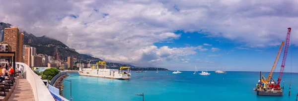 Monaco - 12 Haziran 2018: Lüks Yatlar Port Hercule, Monako, Fransız Rivierası Prensliği.