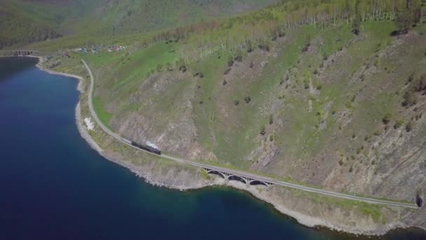 Prove Vintage Storico Treno Vapore Passa Attraverso Montagne Lungo Riva — Video Stock