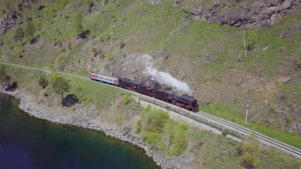 Prores Vintage Historische Stoomtrein Passeert Bergen Langs Kust — Stockvideo