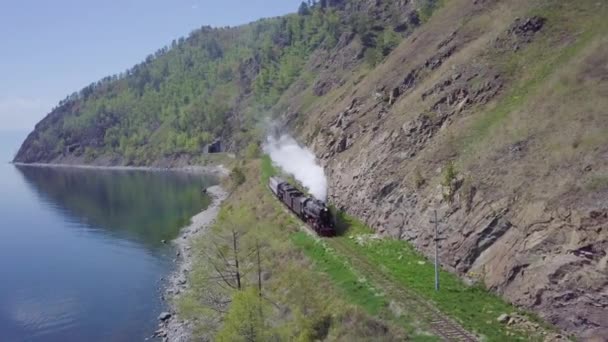 Prove Vintage Storico Treno Vapore Passa Attraverso Montagne Lungo Riva — Video Stock