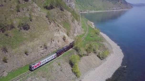 Prores ヴィンテージでは 歴史的な蒸気列車は海岸に沿って山を通過します — ストック動画