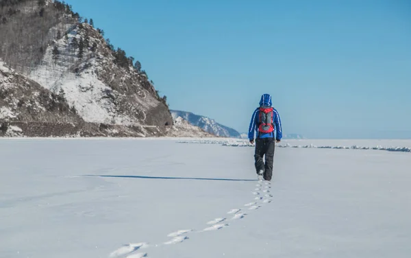 Adam buzda hiking. Kış manzarası.