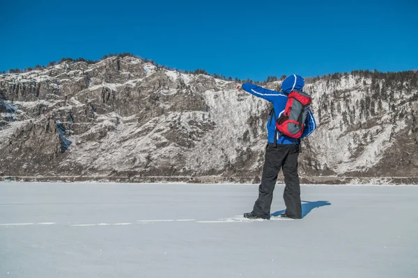 Adam buzda hiking. Kış manzarası.