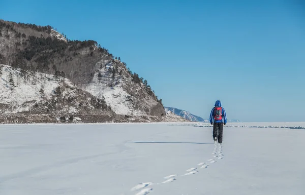 Adam buzda hiking. Kış manzarası.