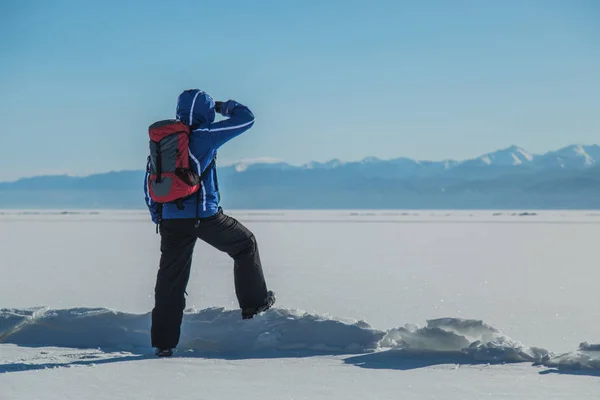 Adam buzda hiking. Kış manzarası.