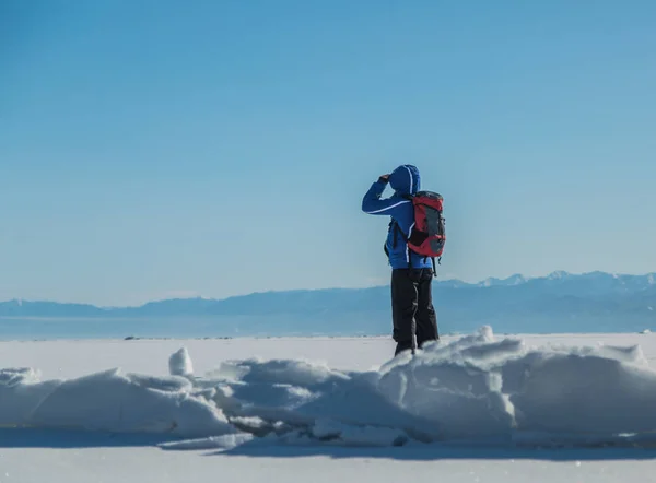 Adam buzda hiking. Kış manzarası.