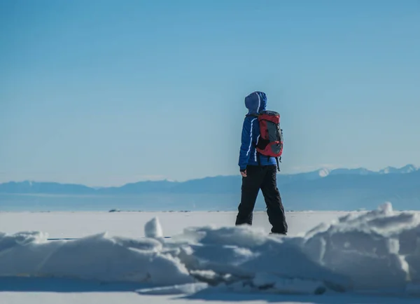 Adam buzda hiking. Kış manzarası.
