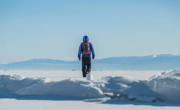 Adam buzda hiking. Kış manzarası.