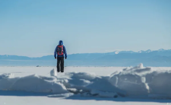 Adam buzda hiking. Kış manzarası.
