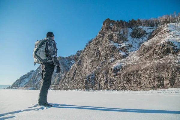Adam buzda hiking. Kış manzarası.