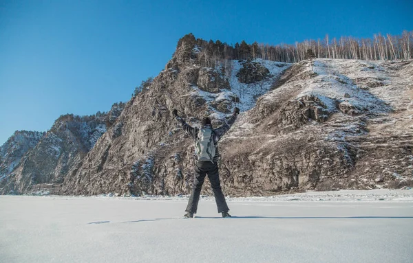 Adam buzda hiking. Kış manzarası.