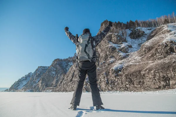 Adam buzda hiking. Kış manzarası.