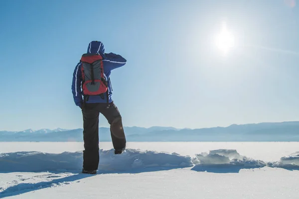 在冰上徒步的人 冬季景观 图库照片
