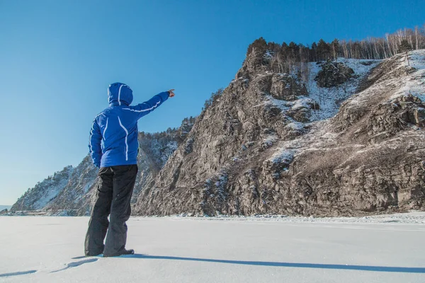 Mann Wandert Auf Eis Winterlandschaft Stockfoto