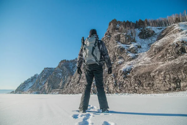 Mann Wandert Auf Eis Winterlandschaft Stockbild