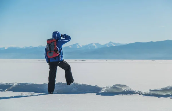 Adam buzda hiking. Kış manzarası.