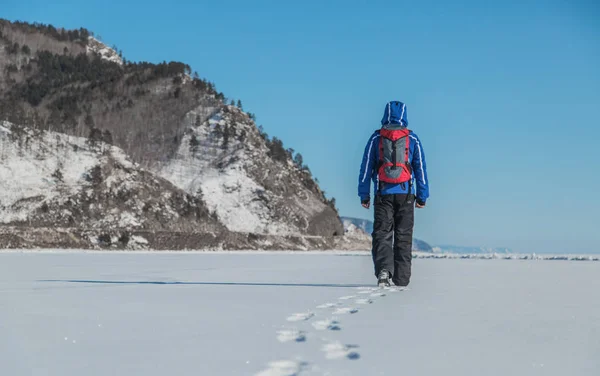 Homme Marchant Sur Glace Paysage Hivernal — Photo